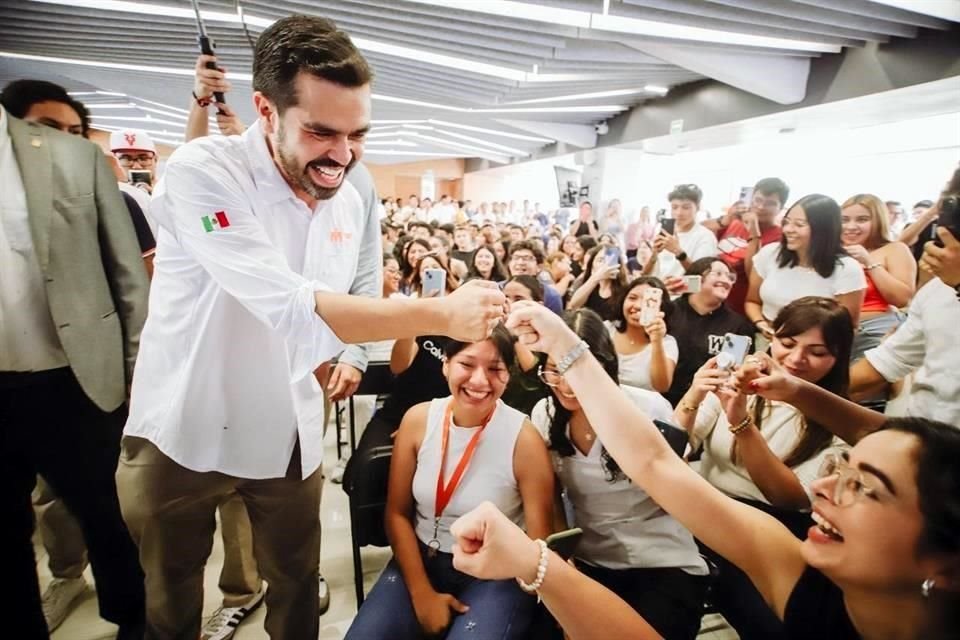 Máynez tuvo un encuentro con estudiantes de la Universidad Anáhuac en Xalapa, Veracruz.