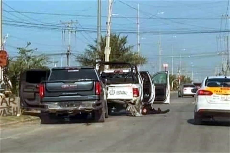 Uno de los elementos murió al lado de la patrulla.