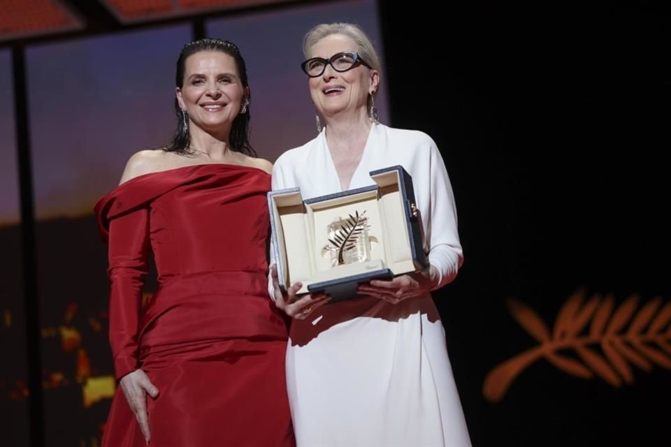 Meryl Streep sostiene la Palma de Oro honorífica junto con la miembro del jurado Juliette Binoche.