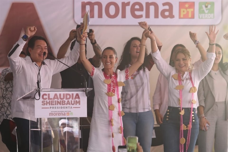 Mario Delgado (izq. a der.), líder nacional de Morena, y las 'Claudias', Sheinbaum y Delgadillo, en el evento en Tlajomulco.