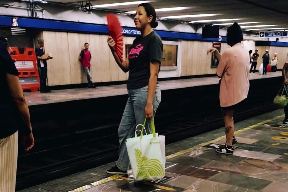 Usuarios del Sistema de Transporte Colectivo viajan en el metro con abanicos y ventiladores portátiles, ante las altas temperaturas registradas en la Ciudad de México.