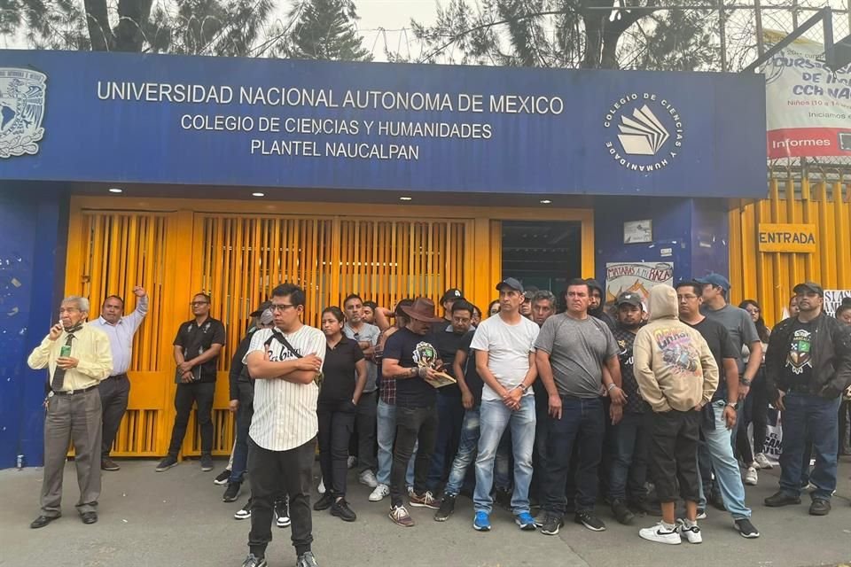 Alumnos de la UNAM tomaron instalaciones de CCH Naucalpan para exigir justicia por Óscar Yael, quien murió este 8 de mayo en ataque porril.