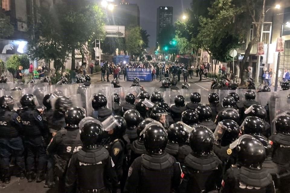 Normalistas intentaron llegar a la Segob tras derribar vallas metálicas, pero al ser superados en número por policías decidieron marcharse a otra parte de la CDMX.