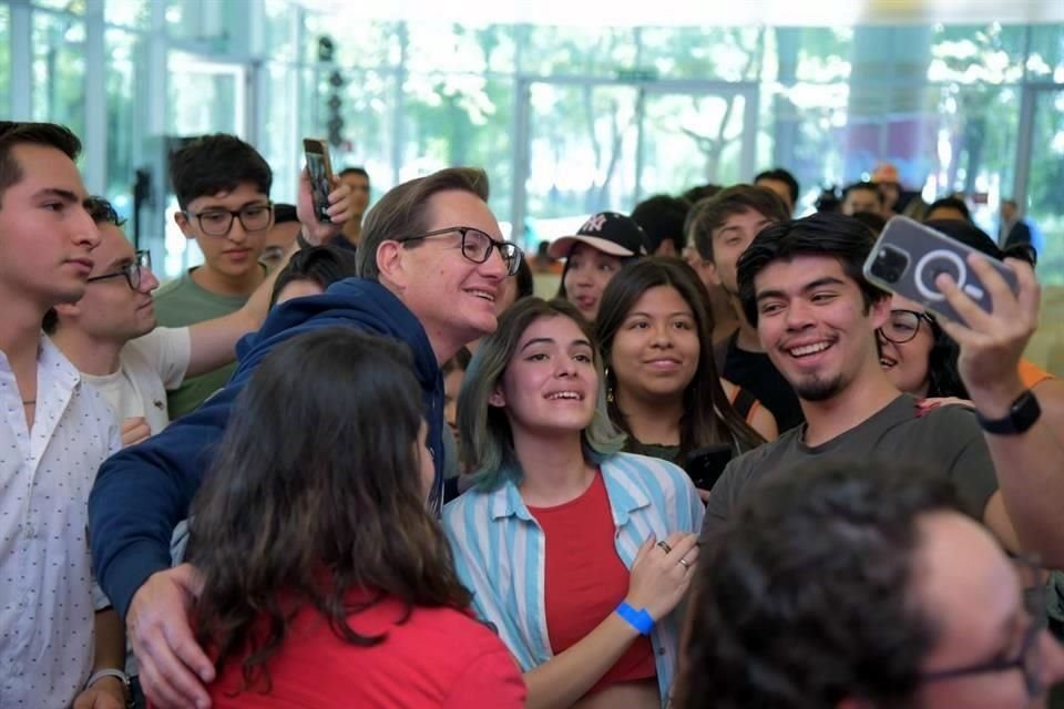 El candidato Salomón Chertorivski visitó el Tecnológico de Monterrey.