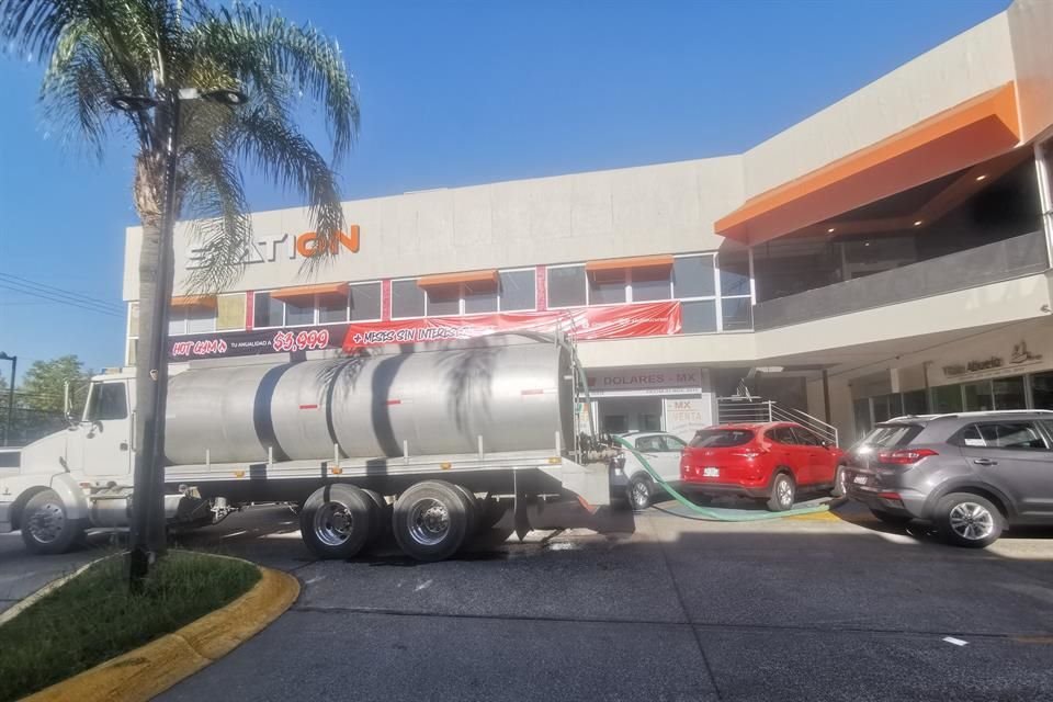 En varias colonias todavía se pudo ver ayer a pipas surtiendo agua, debido a que no han restablecido el servicio.