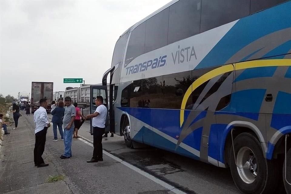 Esta mañana el bloqueo continuaba y decenas de vehículos permanecían varados.