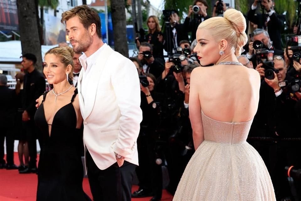 Elsa Pataky, Chris Hemsworth y Anya Taylor-Joy a su paso por la alfombra roja de 'Furiosa'.