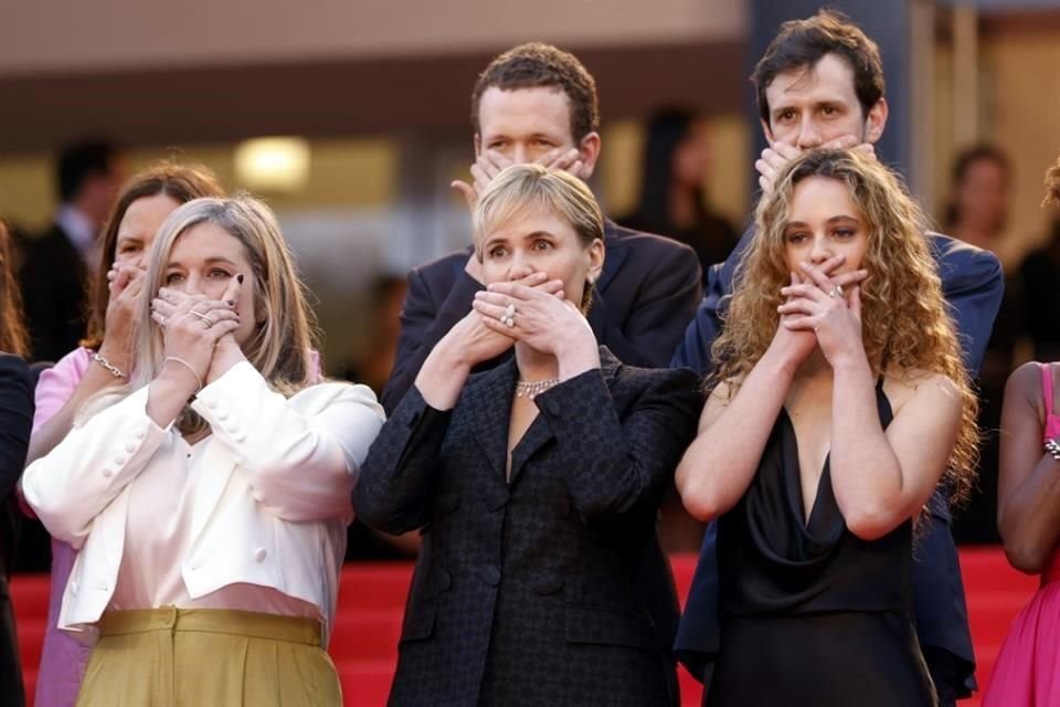 La directora de 'Me Too', Judith Godreche, en el centro, posa con las manos tapándose la boca al llegar al estreno de la película 'Furiosa: A Mad Max Saga'.