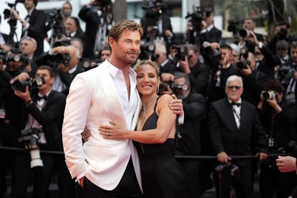 Chris Hemsworth y su esposa Elsa Pataky lucieron muy cariñosos en la alfombra.