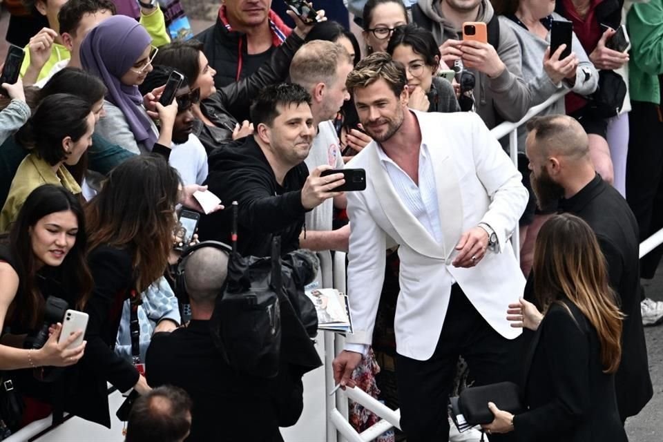 Los actores de la película accedieron a tomarse fotografías con los fans.
