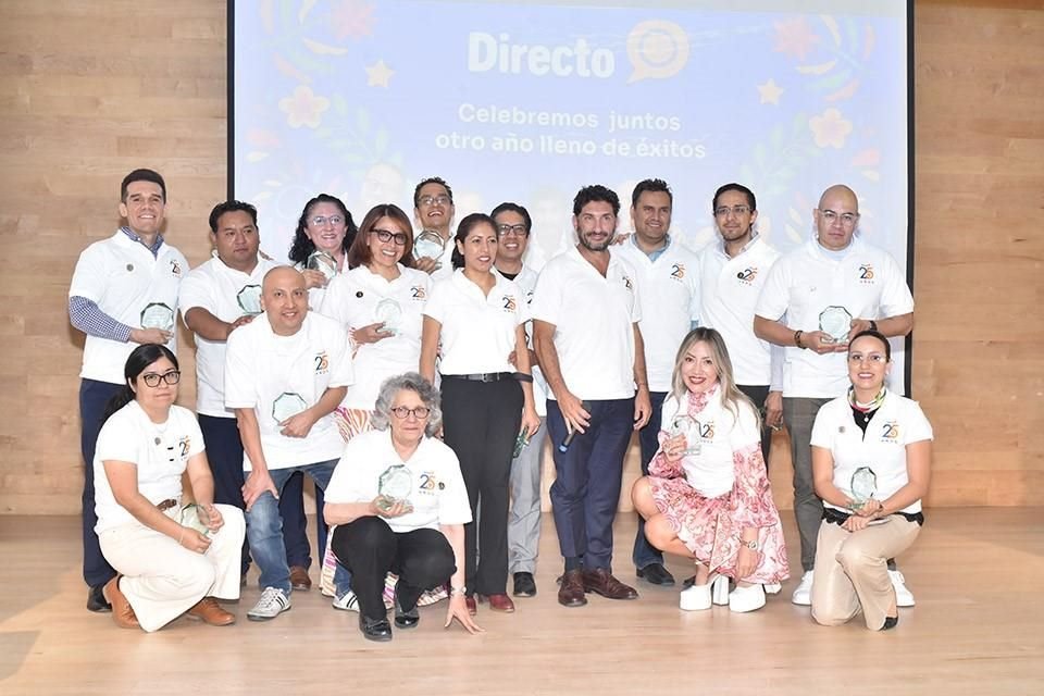 Colaboradores que recibieron reconocimiento por más de 10 años de labor.