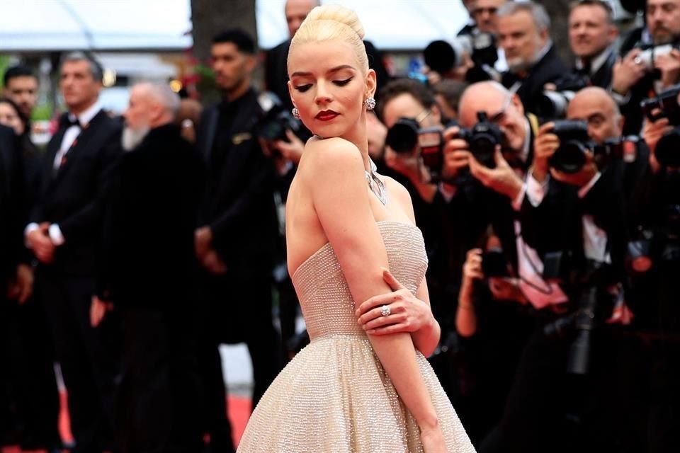 Anya Taylor-Joy desfiló por la alfombra roja del Festival de Cannes en su segundo día de actividades, acompañada de Chris Hemsworth y Elsa Pataky.