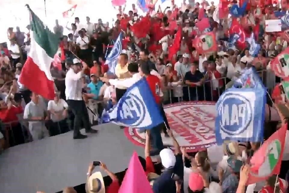 Tras su discurso con maestros de Veracruz, Xóchitl Gálvez ondeó una bandera nacional.