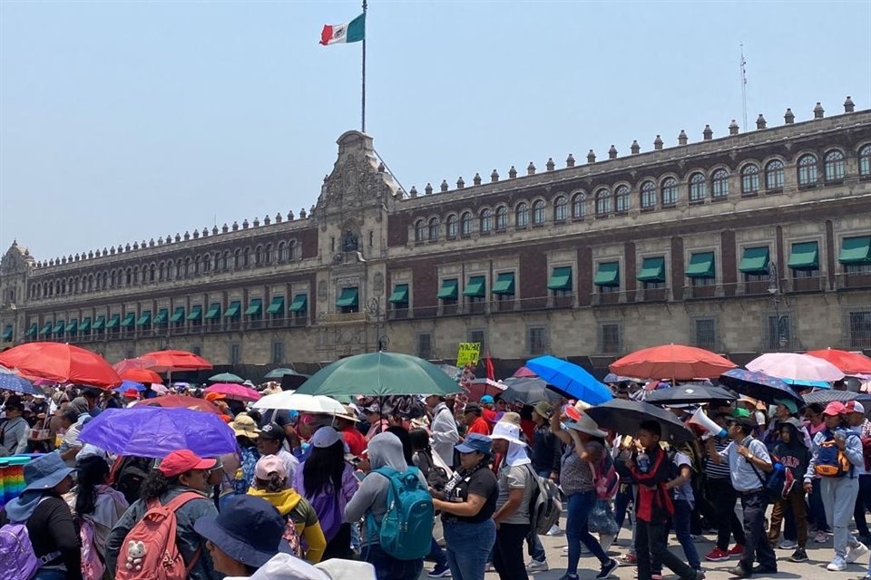 Cuatro días antes de 'marea rosa', maestros de CNTE instalaron un plantón indefinido en Zócalo; exigen alza salarial y derogar reforma.