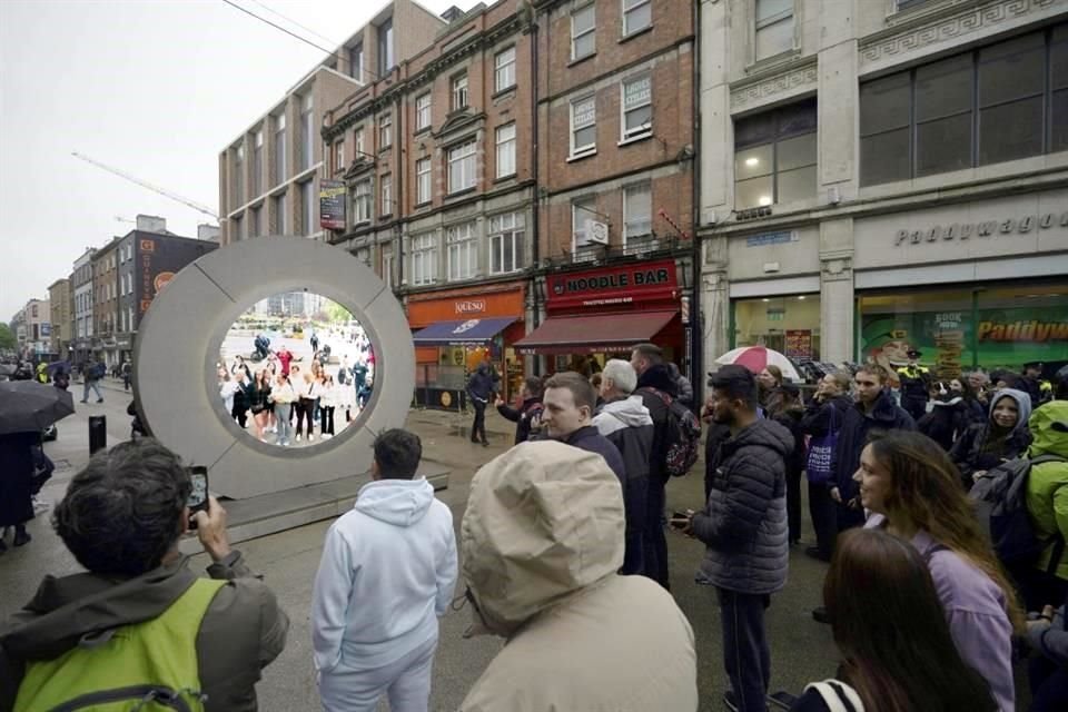 132 / 5.000 La gente ve el portal de transmisión en vivo entre Dublín y Nueva York, en Dublín, Irlanda.