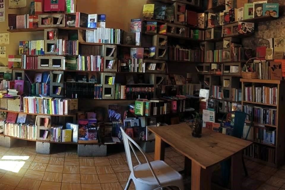 Derivado de los encuentros con profesionales del libro, nació en Morelia la librería El Traspatio, dedicada a la venta de títulos que difícilmente podrían conseguirse en la capital michoacana.