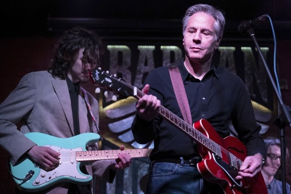 El Secretario de Estado de EU, Antony Blinken, cantando en un bar en Ucrania, el 14 de mayo del 2024.