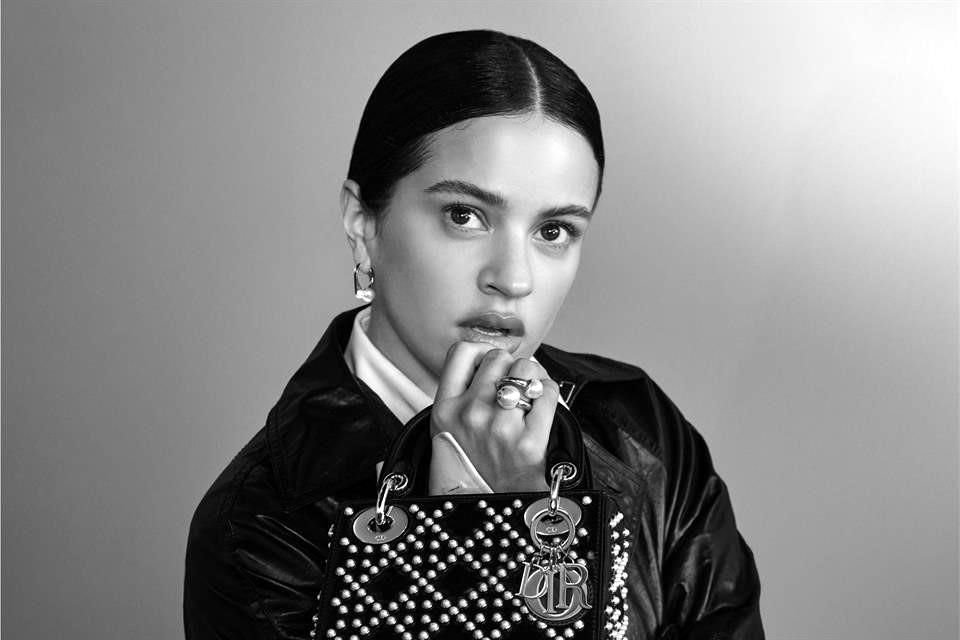 Rosalía luce como Lady Dior en la campaña de este año.