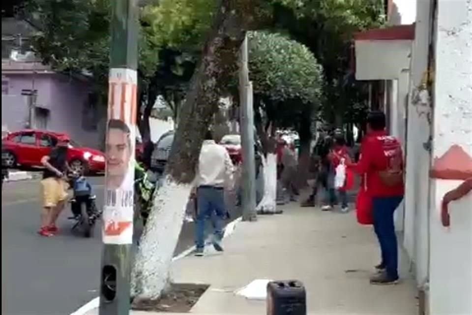 En un video difundido en redes por Alejandro Moreno aparecen personas confrontando al candidato del PRI.