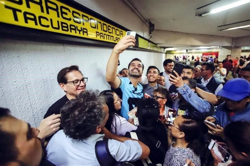 Jorge Máynez, candidato presidencial de MC, recorrió una parte de la Línea 9 del Metro de la CDMX.