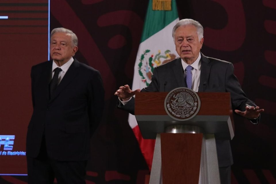 El director de CFE, Manuel Bartlett, en la mañanera de AMLO.