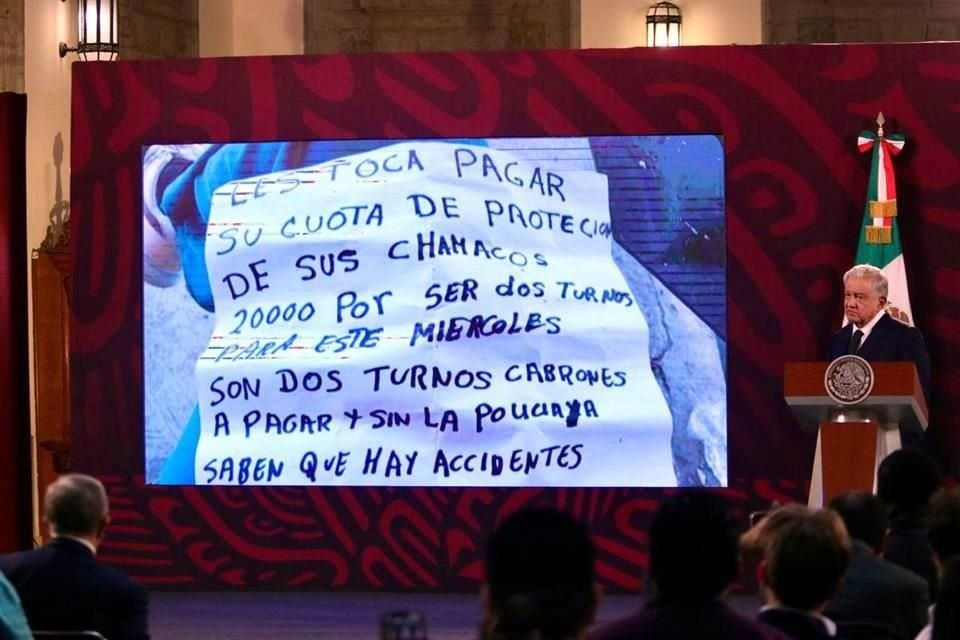 El Presidente mostró una cartulina con presunto mensaje de criminales en Veracruz.