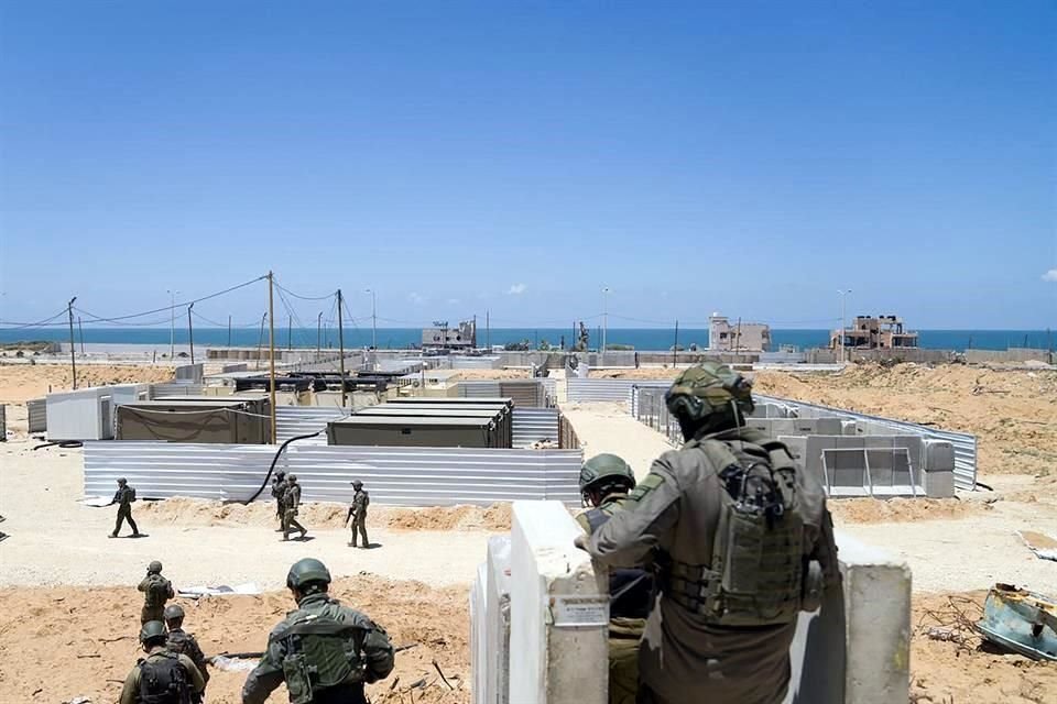 Las tropas israelíes durante las operaciones para conectar un muelle flotante para llevar ayuda humanitaria a la Franja de Gaza.
