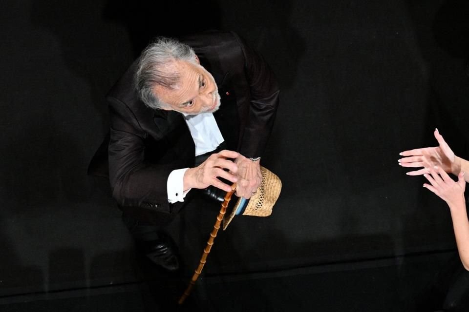 Dentro de la sala, Coppola recibió una ovación estruendosa.
