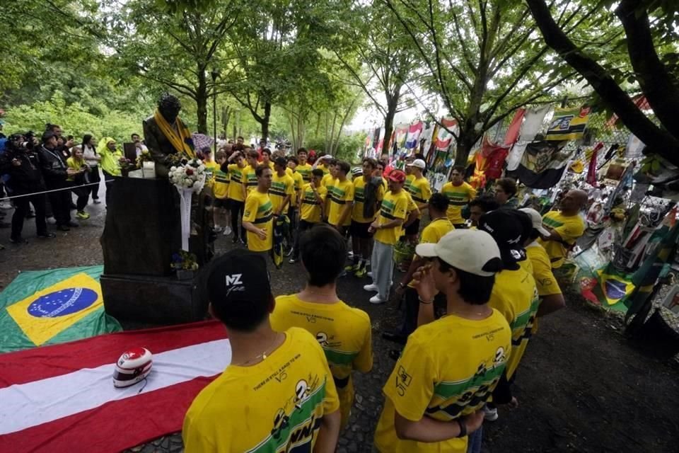 Recordaron al brasileño junto a su estatua.