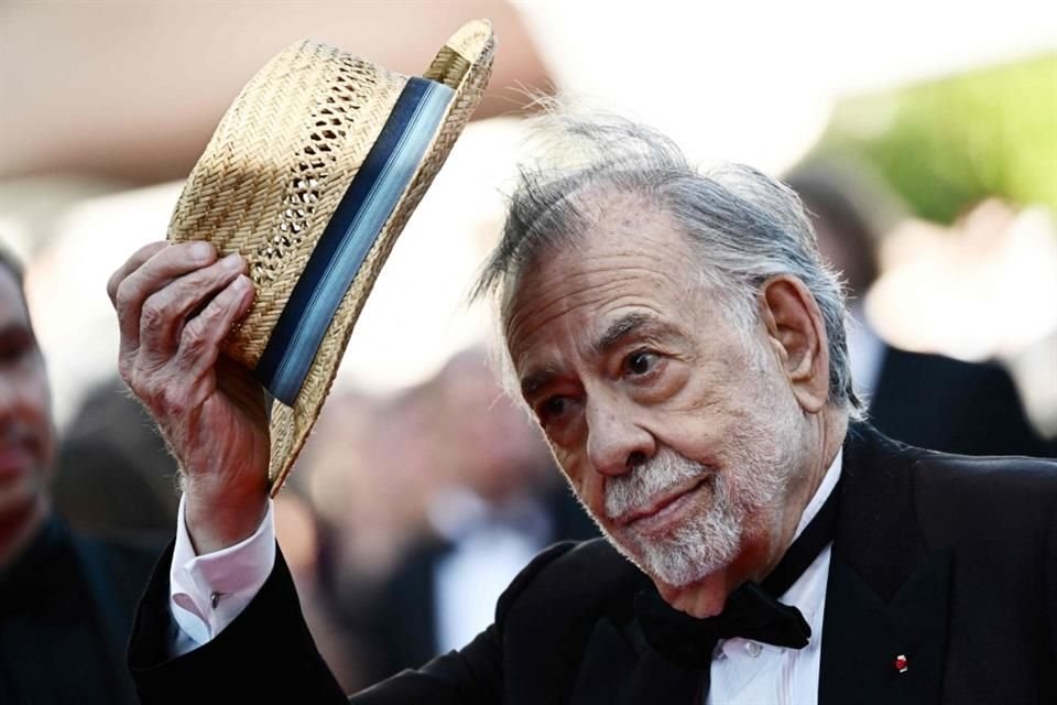 Con sombrero de paja y bastón en mano, el director Francis Ford Coppola llegó al Festival de Cannes.