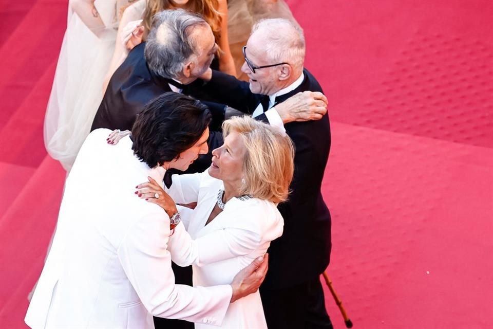 Adam Driver saludó a la presidenta del festival Iris Knobloch.