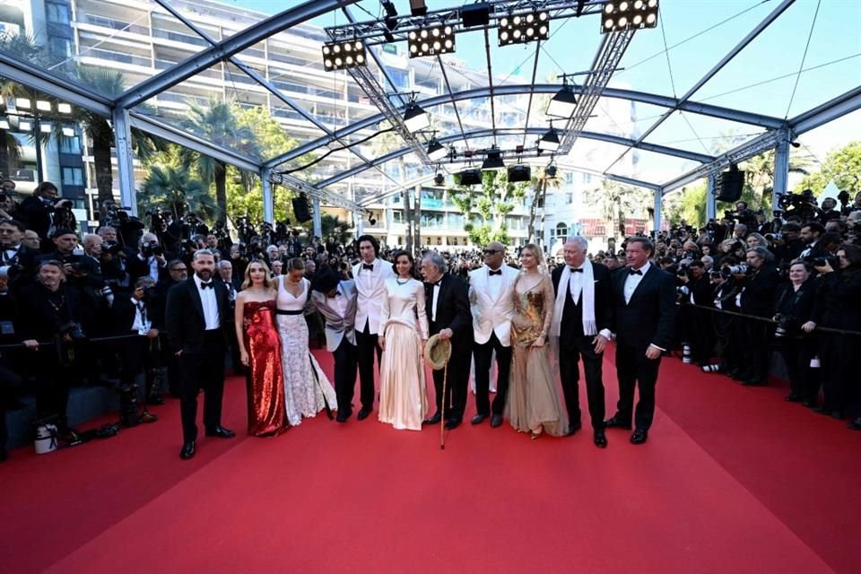 El elenco se mostró sonriente durante el estreno.