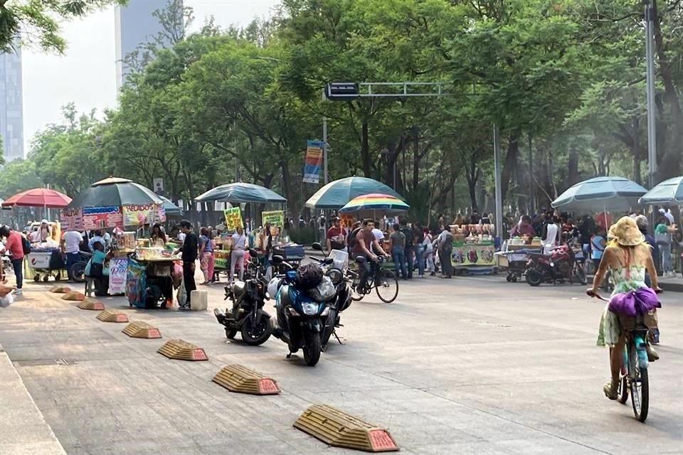 Pese a estar prohibido, decenas de puestos ambulantes se instalaron en Avenida Juárez.