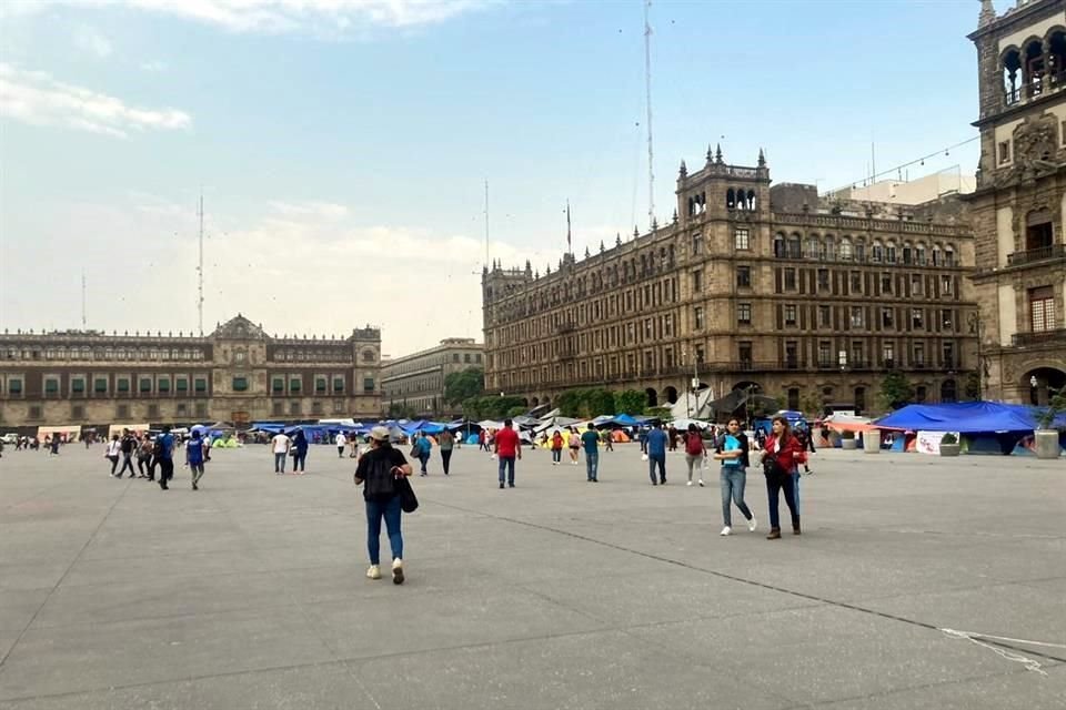 En el Zócalo comenzaron a instalarse casas de campaña, en el recién inaugurado Zócalo peatonal.