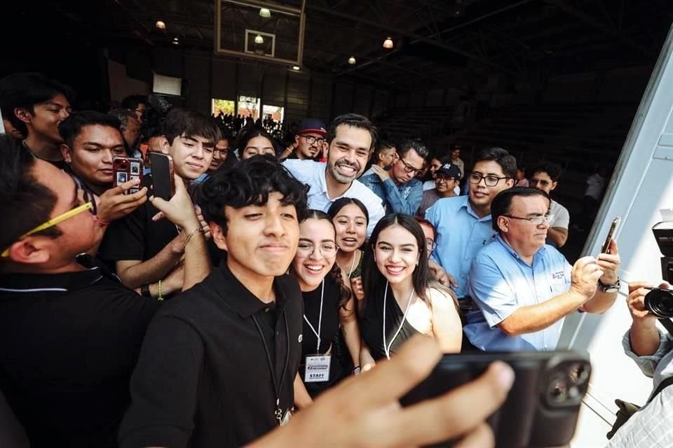 El emecista tuvo un encuentro con estudiantes de la Universidad La Salle, en Oaxaca.