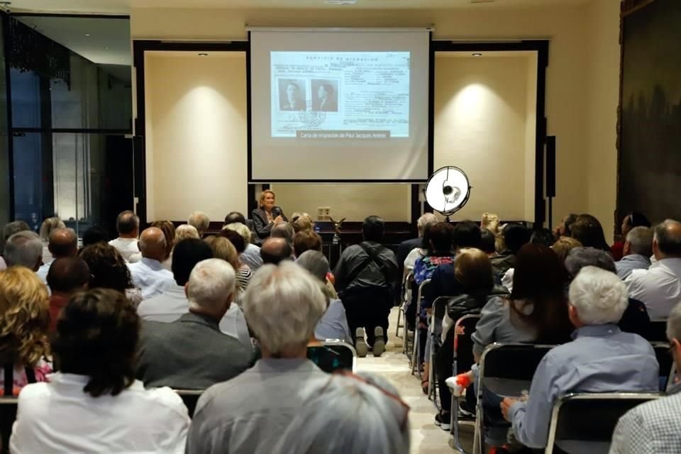 Los lectores y seguidores de la literatura de Loaeza se dieron cita la tarde del jueves en las instalaciones de REFORMA para escuchar su charla.