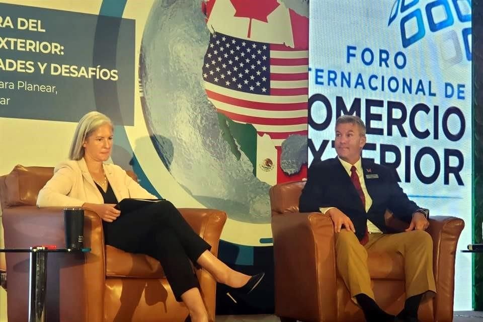 Sandra Shaddick (izq. a der.), cónsul general Canadá y David Eaton, director de desarrollo de negocios de Canadian Pacific Kansas City (CPKC) de México.