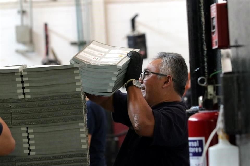 El IECM recibió ayer la papelería que será usada en la jornada electoral del 2 de junio.