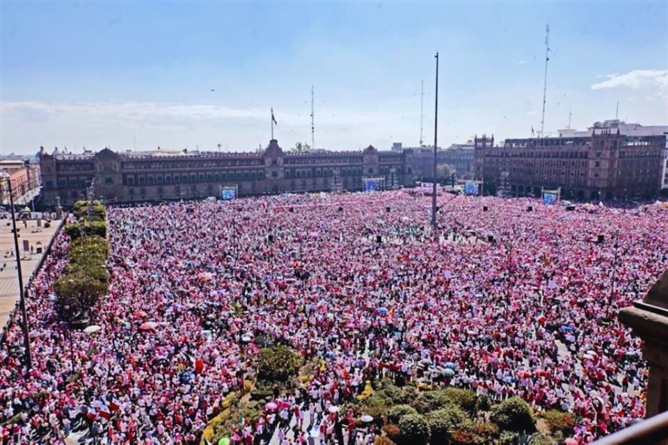 AMLO dijo que la Bandera será izada en Zócalo durante marcha de 'Marea Rosa', que se cruzará con la protesta de la CNTE en Palacio Nacional.