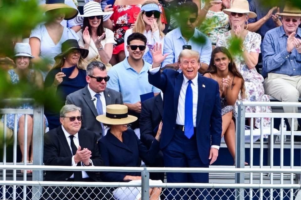 Donald Trump viajó a Florida para asistir junto con su esposa Melania a la ceremonia de graduación de su hijo menor Barron.