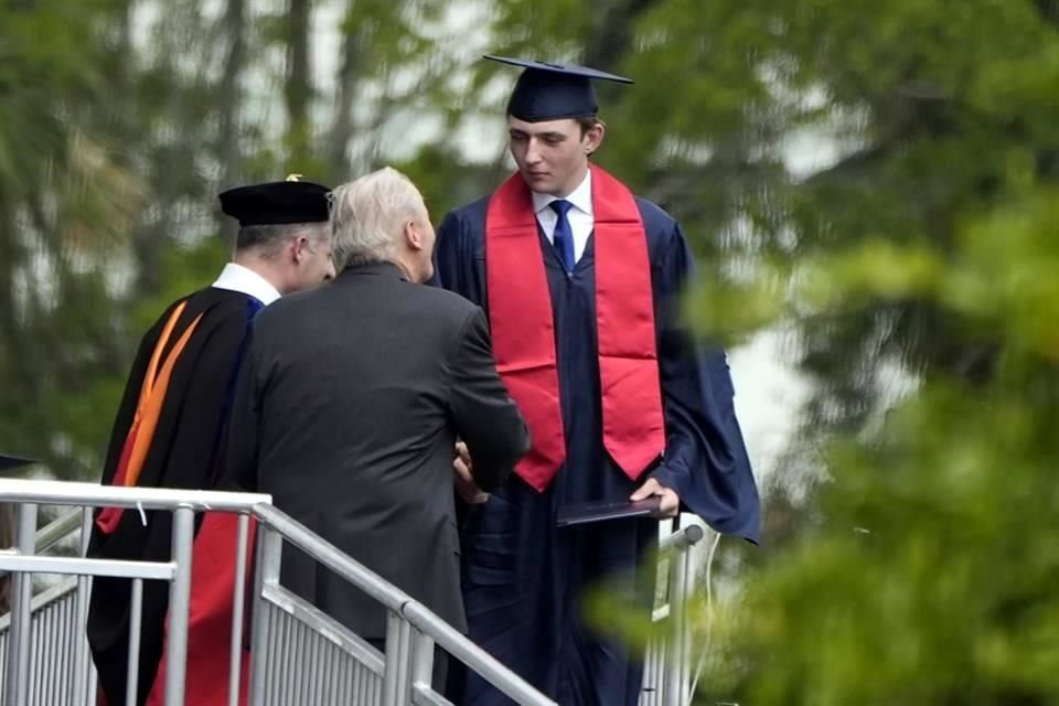 Barron Trump, hijo del candidato presidencial republicano, recibe su diploma durante su ceremonia de graduación en la Academia Oxbridge.