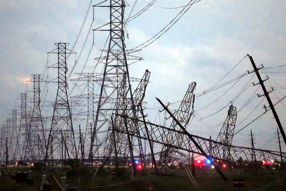 En la imagen se muestran varias torres eléctricas caídas cerca de Grand Parkway y West Road luego de una tormenta,  en Cypress, Texas.