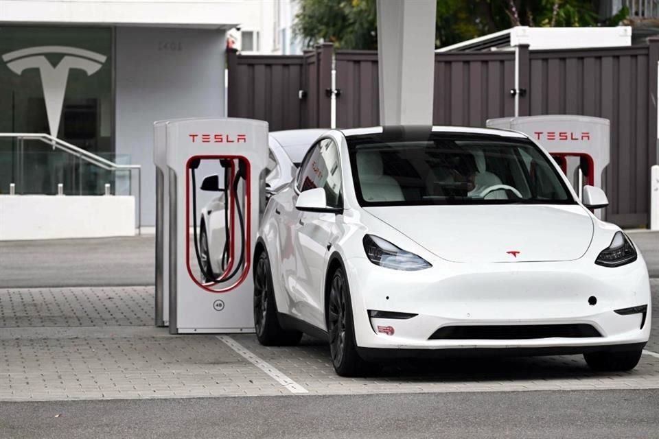 Canadá registra un alza de importaciones de vehículos eléctricos fabricados en China, especialmente modelos de Tesla.