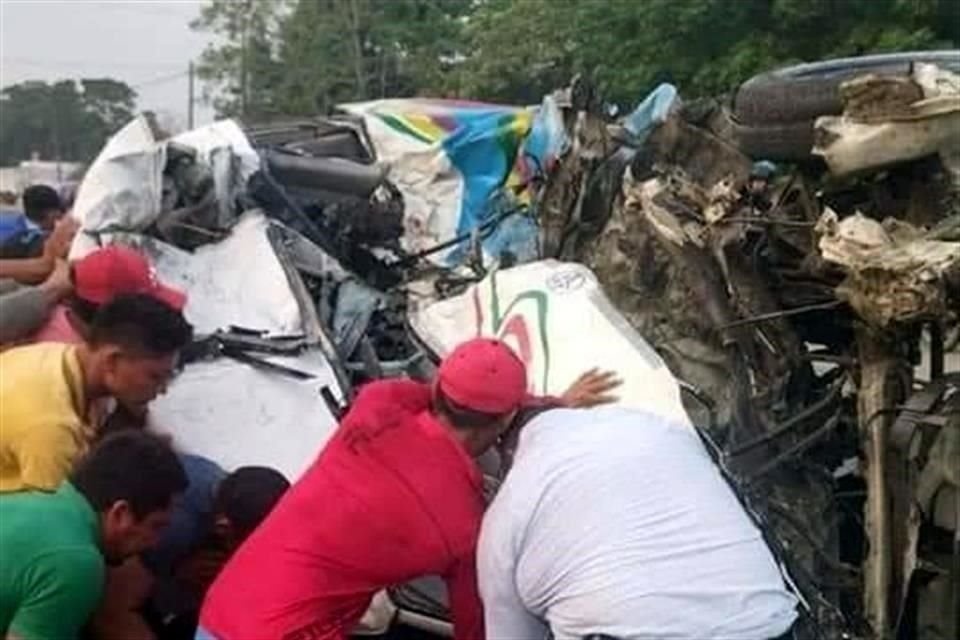 El transporte de pasajeros, salió del municipio de Comacalco, y el choque entre los vehículos ocurrió alrededor de las 7:00 horas de este viernes.