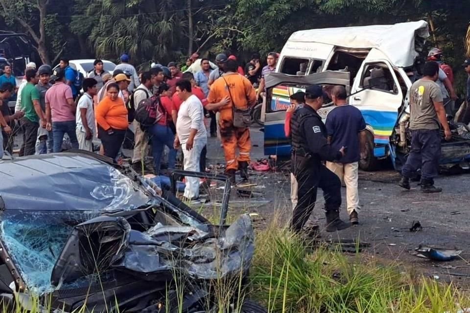 Bomberos del Centro Regional Costa que usaron quijadas de vida para liberar a tres personas prensadas, las que dijeron, lograron salir con vida.