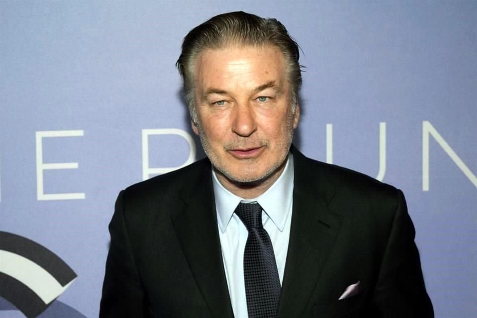 Alec Baldwin es acusado de homicidio involuntario en set de grabación.