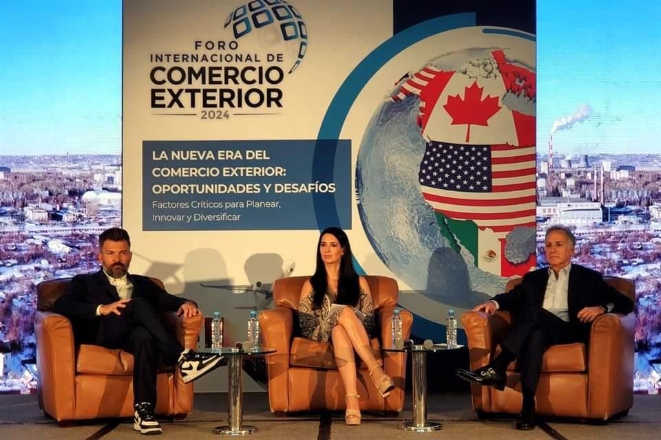 Emilio Cadena (izq.), presidente de Grupo Prodensa; Susana Duque, directora general Comce nacional y Sergio Argüelles, presidente de Finsa.