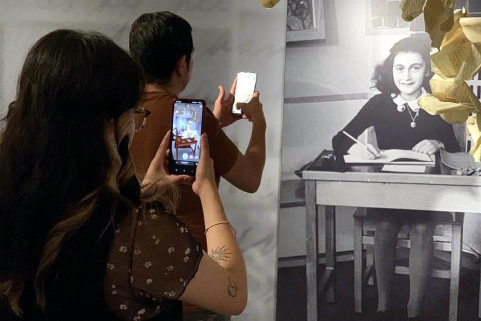 La realidad aumentada permite ver cómo vuelan las hojas del diario que escribe Ana Frank en la exposición que actualmente presenta el Museo Memoria y Tolerancia.