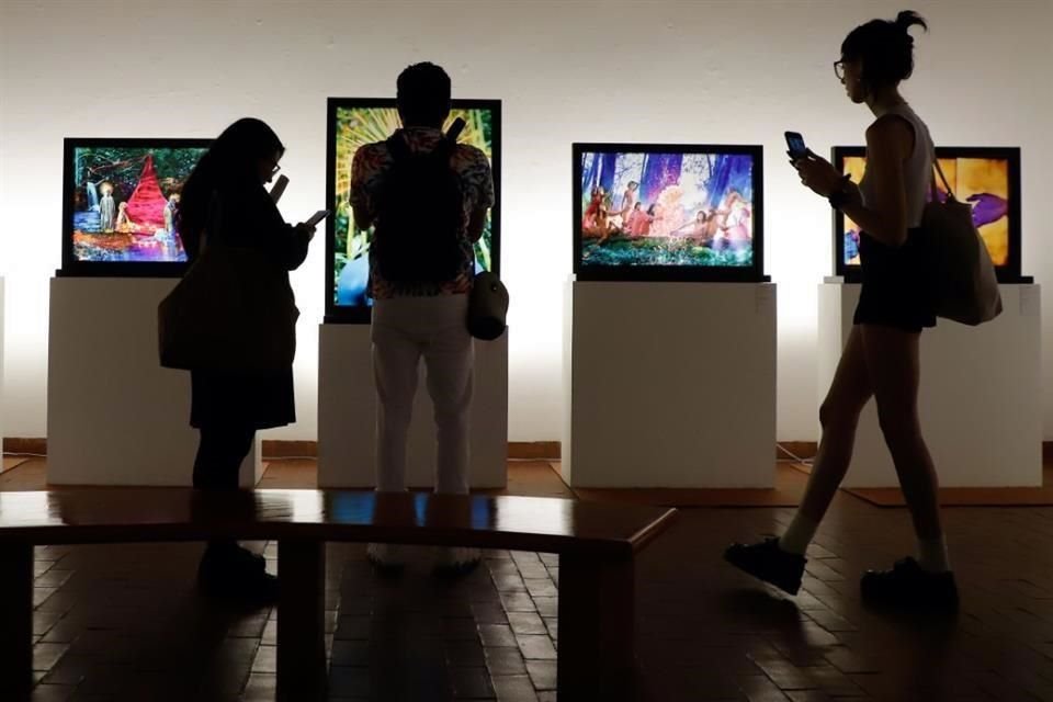 Visitantes recorren la exposición del artista estadounidense David Lachapelle en el Palacio de Minería.