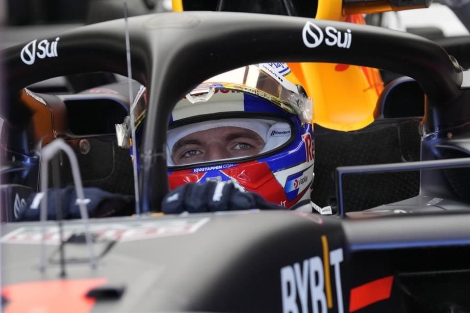 Un Max Verstappen concentrado durante la calificación.